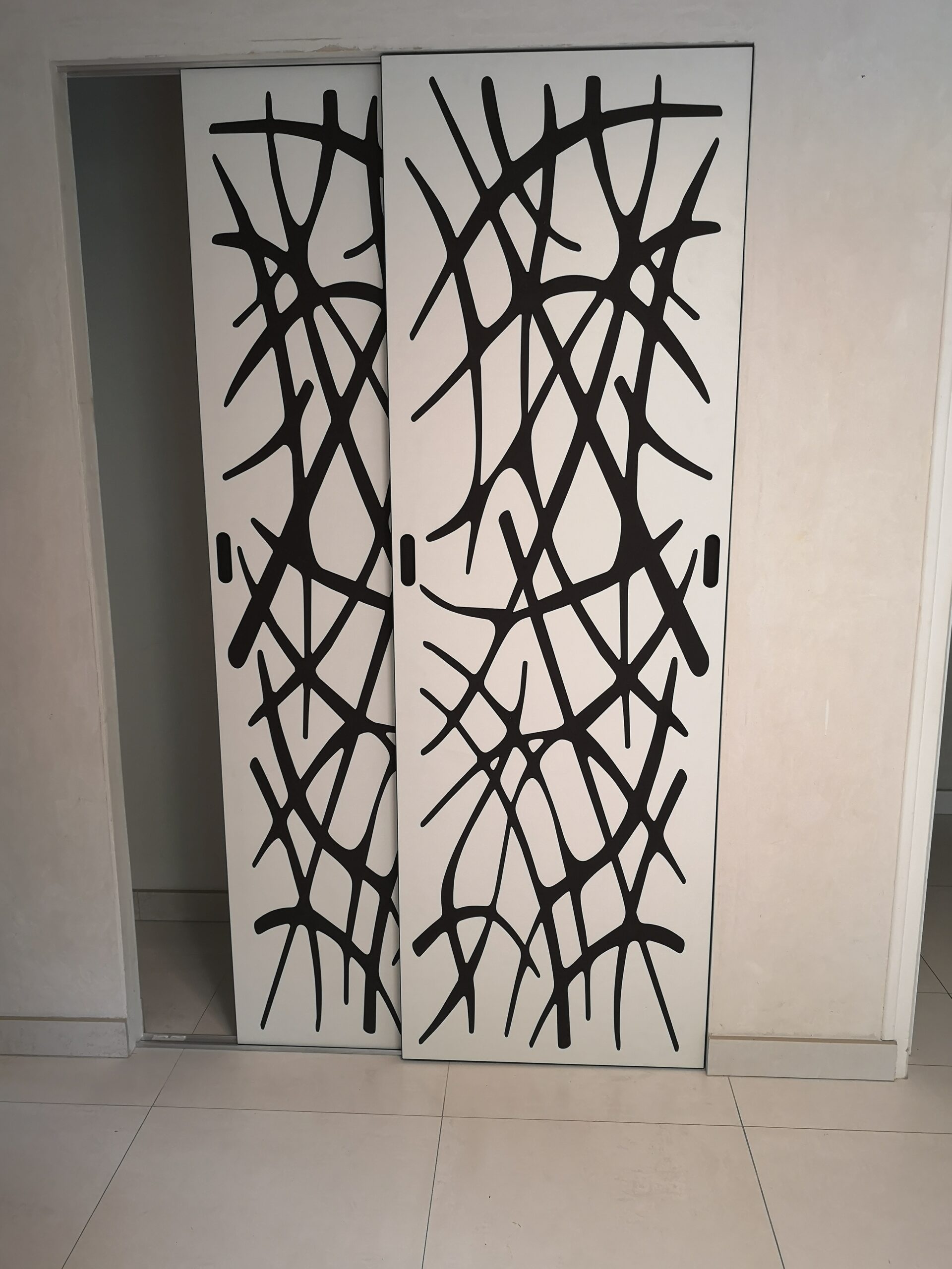 porte placard en mdf noir mélaminé blanc gravure motif acacia